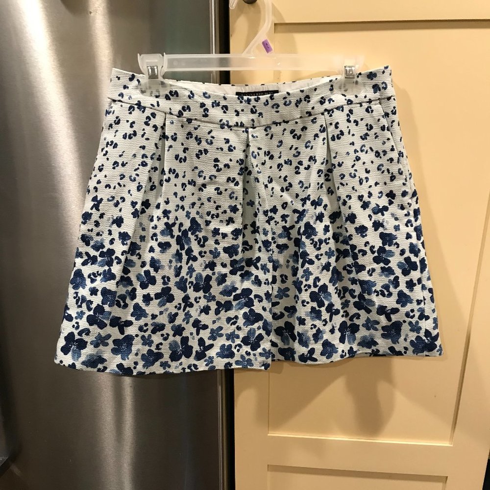 Banana Republic Blue and White Floral Leopard Print Pleated Skirt Size 8 EUC